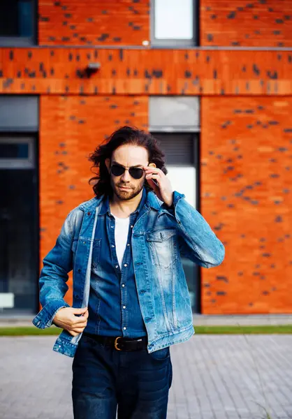 Porträt Eines Trendigen Jungen Mannes Mit Sonnenbrille Der Stadt Lifestyle — Stockfoto