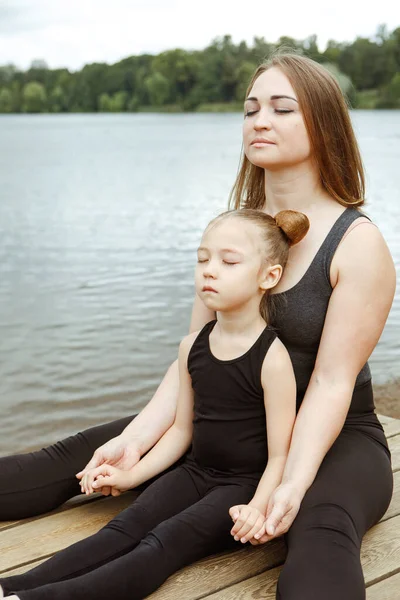 Little Daughter Beautiful Mother Practice Yoga Meditate Together Beach Healthy — Stock Photo, Image