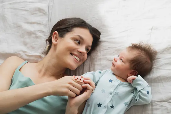 Portretul Acasă Unui Nou Născut Mama Pat Vedere Sus — Fotografie, imagine de stoc