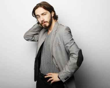 Zarif genç yakışıklı adam. Stüdyo moda portresi.