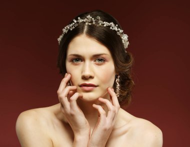 Mücevherler, lüks, düğün ve insanlar konsepti: Saçında muhteşem diyademi olan genç gelin, yakın plan
