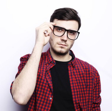 Gözlüklü genç, yakışıklı adam, portre yakın çekim