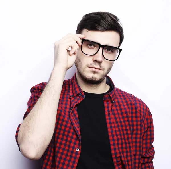 Gözlüklü genç, yakışıklı adam, portre yakın çekim
