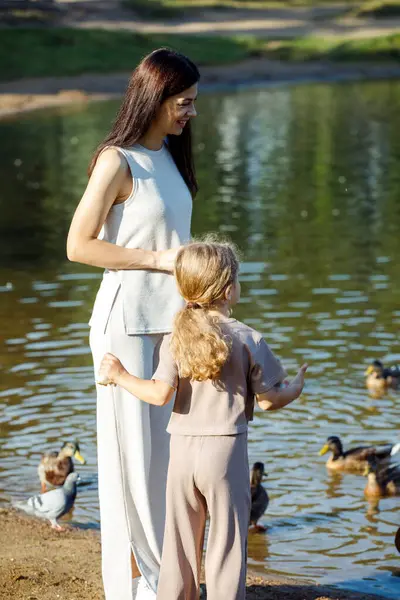 Mom Little Daughter Feed Bread Crumbs Ducks Gulls Lake — Stock Photo, Image