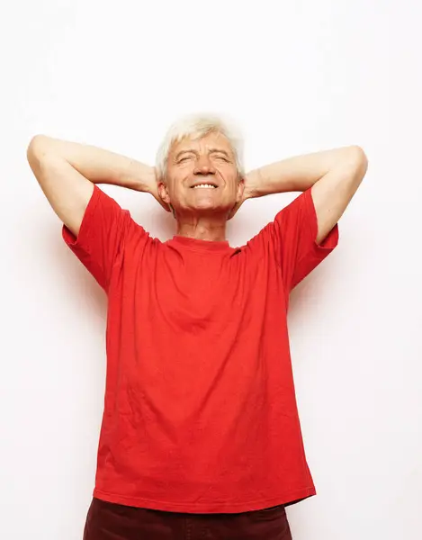 Yakışıklı Kırmızı Tişört Giyen Kolları Boynu Arkasında Esneyen Mutlu Gülümseyen — Stok fotoğraf