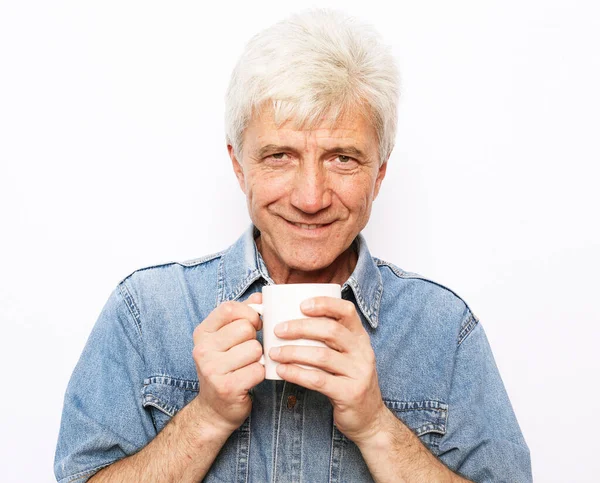Yaşlı Neşeli Yaşlı Bir Adam Elinde Bir Kupa Kahveyle Beyaz — Stok fotoğraf
