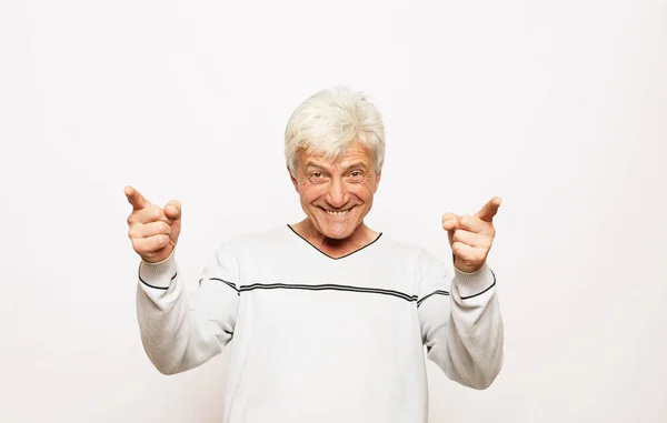Tecrit Edilmiş Arka Planda Gülümseyen Yaşlı Adam Elleriyle Mutlu Bir — Stok fotoğraf
