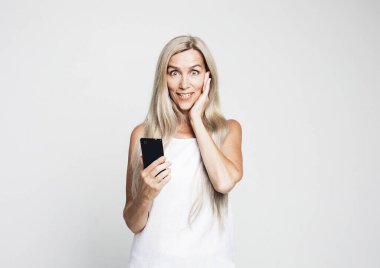 Yaşlılar, tehnoloji ve duygu kavramı: telefonda konuşan uzun saçlı başarılı yaşlı kadın.