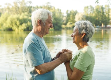 Yaşlı bir adam sevgilisine aşkını itiraf eder. Gölün kenarında dururken nazikçe ellerini tut. Bir kaç emekli adam. Altın çağ. Sevgi ve şefkat.