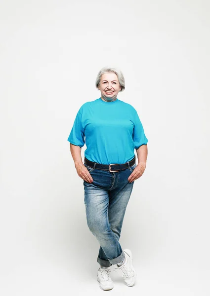 Full Length Φωτογραφία Της Χαρούμενης Ώριμης Ηλικιωμένης Γυναίκας Που Φοράει — Φωτογραφία Αρχείου