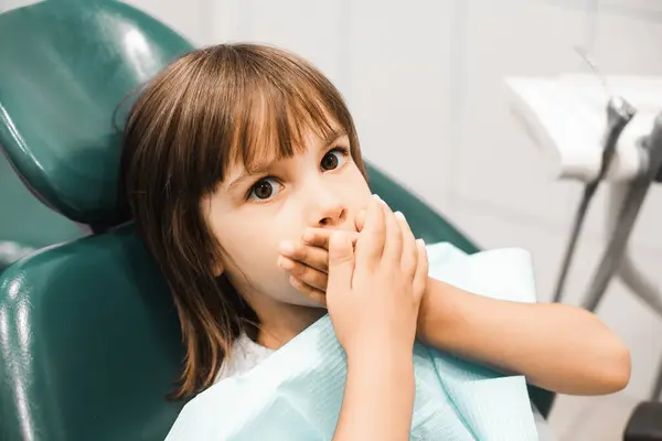 Menina Agradável Deitada Uma Cadeira Dentista Cobrindo Boca Com Medo — Fotografia de Stock