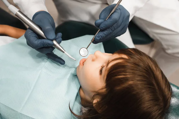 Ludzie Medycyna Stomatologia Technologia Opieka Zdrowotna Mężczyzna Dentysta Pracuje Małą — Zdjęcie stockowe