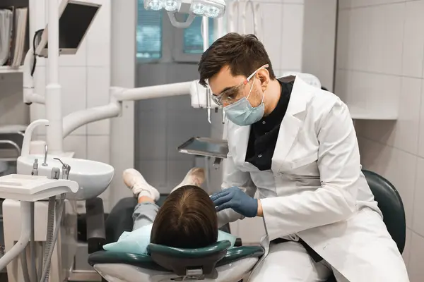 Personas Medicina Estomatología Tecnología Concepto Atención Médica Odontólogo Masculino Trabajando — Foto de Stock