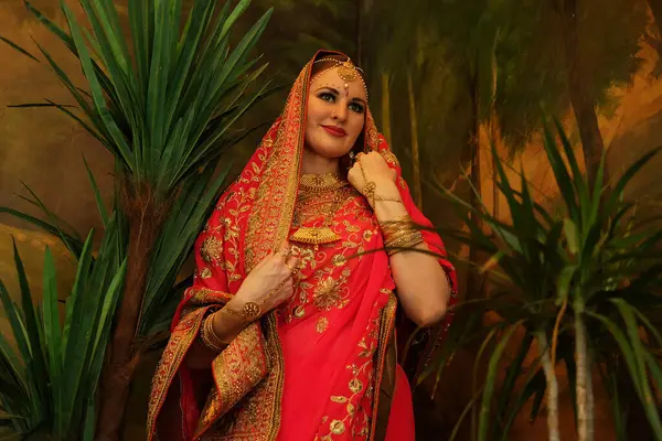 穿着红莎丽的年轻微笑的女人 传统的印度新娘 — 图库照片
