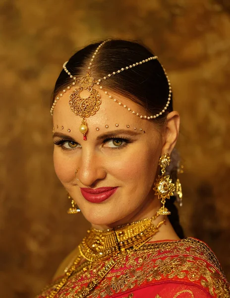 Piękna Hinduska Kobieta Tradycyjnej Sukience Sari Patrząc Kamerę Bindi Czole — Zdjęcie stockowe
