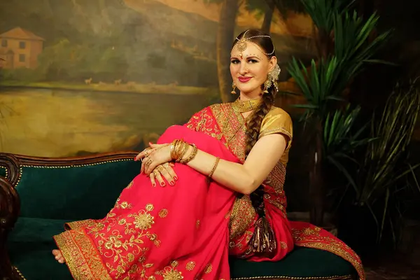 Jonge Lachende Vrouw Rode Sari Traditionele Indiase Bruid — Stockfoto