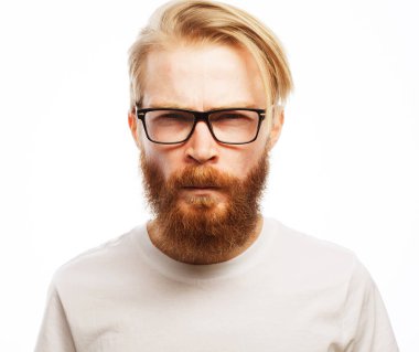 Beyaz arka planda kameraya bakan sakallı yakışıklı hippi portresi.