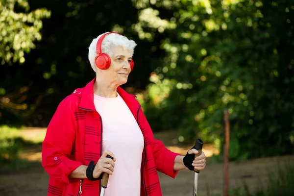 Anciana Entrena Resistencia Mientras Camina Nórdica Naturaleza Vieja Mujer Escuchando —  Fotos de Stock
