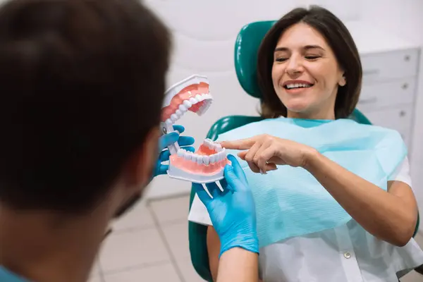 Genç Erkek Dişçi Hastaya Diş Teli Taktığını Gösteriyor Ellerindeki Takma — Stok fotoğraf