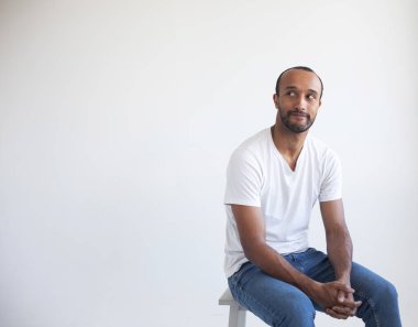 Gri arkaplan üzerinde stong ve yakışıklı Afrikalı erkek portresi