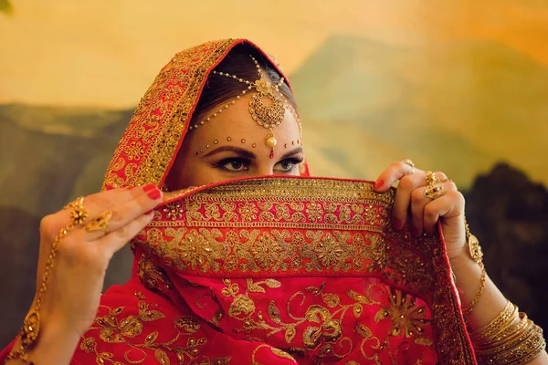 印度文化 宗教和时尚 美丽的印度女性 年轻的后进女模特与传统珠宝 印度服装红色萨里 印度妇女或穆斯林妇女蒙面 — 图库照片