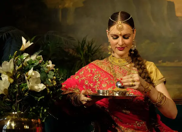 Очаровательная Индийская Невеста Одетая Индуистскую Красную Свадебную Одежду Вышитую Золотом — стоковое фото