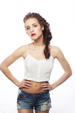 Şortlu, şık ve güzel bir bayan model ve beyaz arka planda bir tişört.