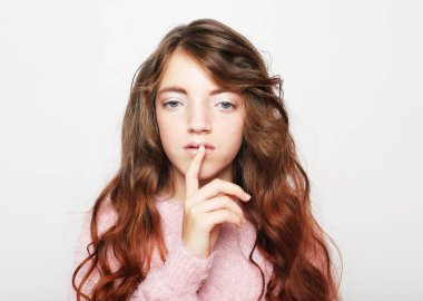 İnsanlar, çocukluk ve moda kavramı: küçük kız çocuğu beyaz arka plan üzerine pembe kazak giyiyor