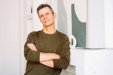 Evdeki yaşlı adamın portresi. Yaşlı adam yüz ifadesi konsepti. Mutlu gülümsemeler. 60 yaşındaki yaşlı adam portresi.