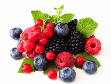 Beyaz arka planda nane yaprağıyla böğürtlenleri karıştır, kapat