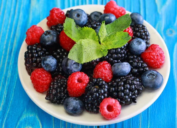 Raspberries Blackberries Blueberries White Bowl Close Picture — Stock Photo, Image