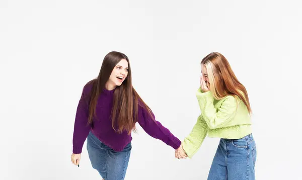 Δύο Νεαρές Φίλες Που Φορούν Casual Στέκονται Μαζί Και Διασκεδάζουν — Φωτογραφία Αρχείου