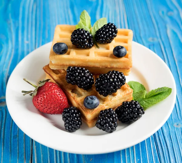 Kahvaltı Için Böğürtlenli Waffle Ahududu — Stok fotoğraf