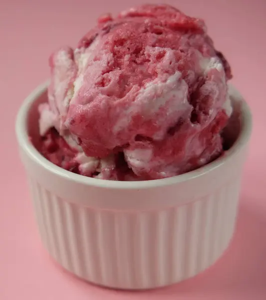 Bowl Pink Strawberry Ice Cream Fresh Berries Isolated Pink Background — Stock Photo, Image