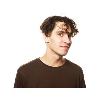 Beyaz arka planda kameraya bakan mutlu gülümseyen adamın portresini kapat.