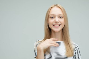 Yaşam tarzı, duygu ve insan konsepti: Gündelik giyinen, gülümseyen ve mutlu genç, şaşırmış kadın