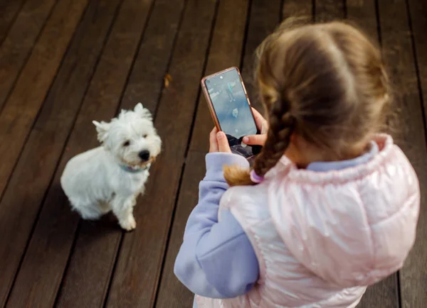 Yedi Yaşında Bir Kız Sahilde Beyaz Bir Köpekle Oynuyor Akıllı — Stok fotoğraf