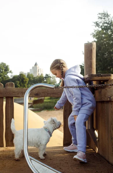 Jähriges Blondes Mädchen Spielt Mit Ihrem Weißen Welpen Auf Dem — Stockfoto