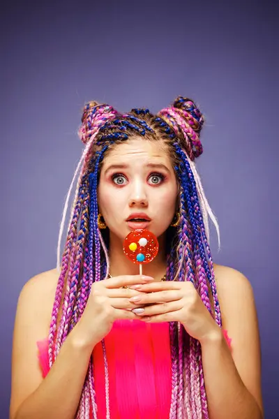 キャンディーで人形スタイルでドレッドロックヘアスタイルと創造的なメイクを持つ若い美しい女性 — ストック写真