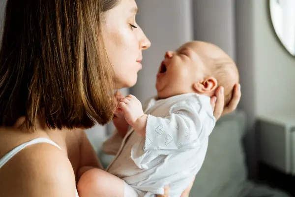 Amante Mãe Carying Seu Bebê Recém Nascido Home Lifestyle Conceito — Fotografia de Stock