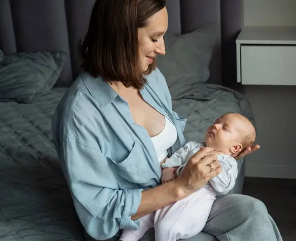 Young Mother Sitting Bed Holding Baby Her Arms Lifestyle People — Stock Photo, Image