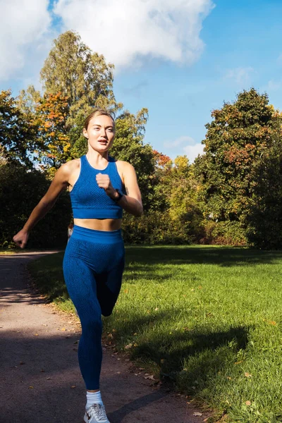 Sarışın Bir Koşucu Kadın Parkta Koşuyor — Stok fotoğraf