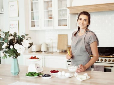 Genç Kadın El, Mutfakta Adım Hazırlığı 'ndan Balon Fırça Basamağıyla Temiz Kâse' de Karıştırılmış Vurucu