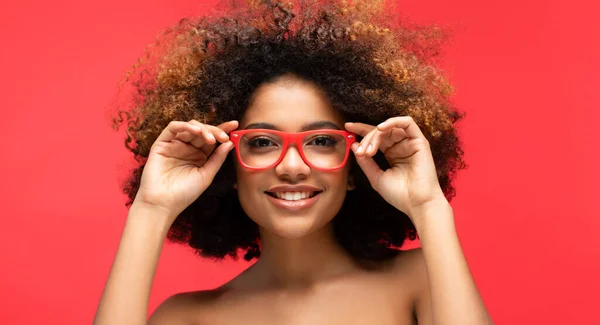 Mujer Afro Feliz Con Gafas Sonrientes Tiene Buen Humor Aislado — Foto de Stock