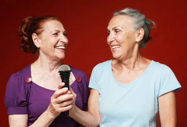 Deux Heureuses Amies Âgées Avec Microphone Rient Préparent Pour Karaoké — Photo