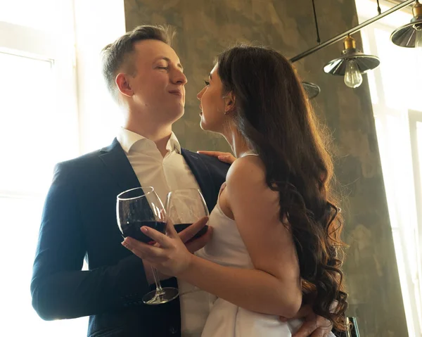 Jovem Casal Recém Casado Bebendo Vinho Sorrindo Para Sua Felicidade — Fotografia de Stock