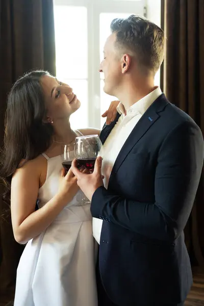 Jong Pasgetrouwd Stel Dat Wijn Drinkt Lacht Hun Geluk Romantiek — Stockfoto
