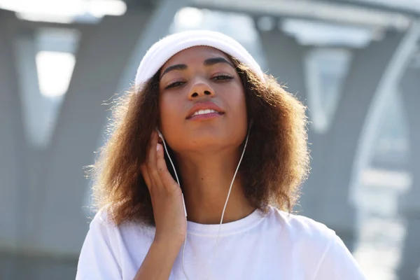 아프리카계 미국인 그녀의 전화에 헤드폰에 음악을 레이스 초상화 — 스톡 사진