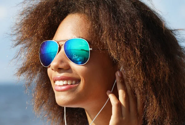 선글라스를 휴대폰으로 음악을 — 스톡 사진
