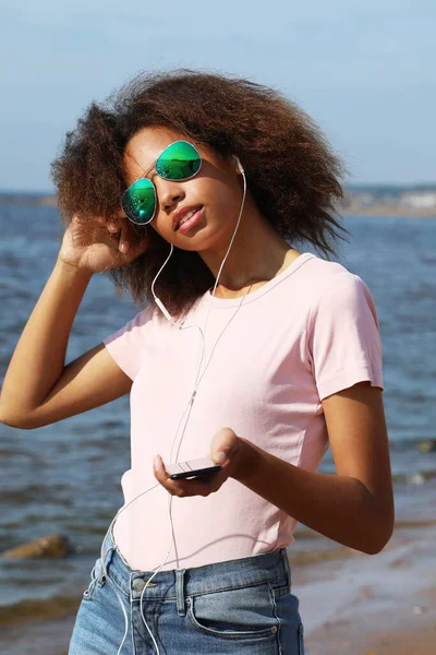 아프리카계 미국인 선글라스에 그녀의 전화에 헤드폰에 음악을 — 스톡 사진